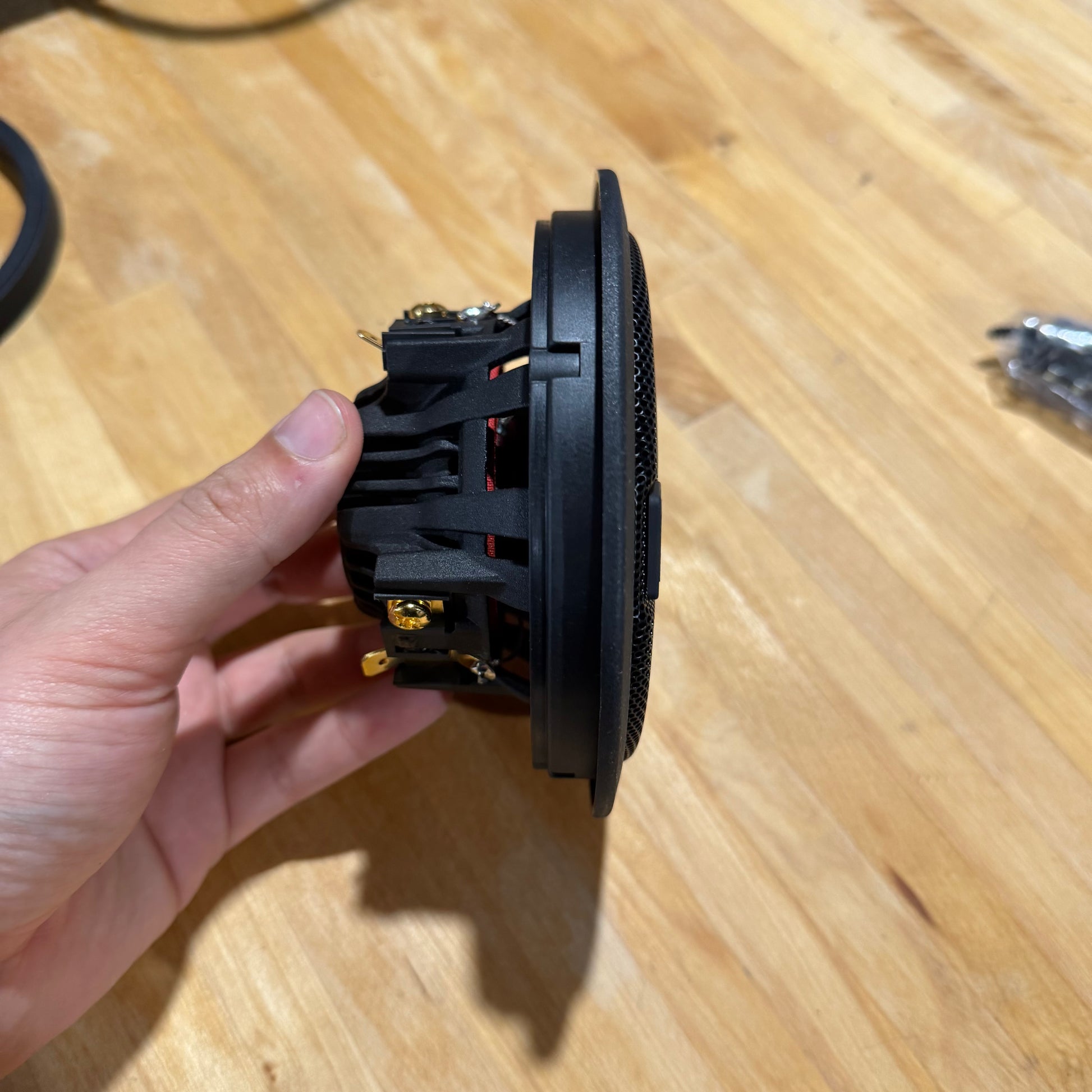 Image showing the German Maestro flush grille in flush mounting mode from the side.